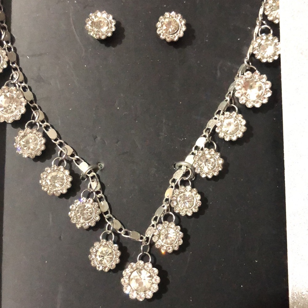 🆕 in box Genuine Crystal 18” Necklace with Extender And Earring Set